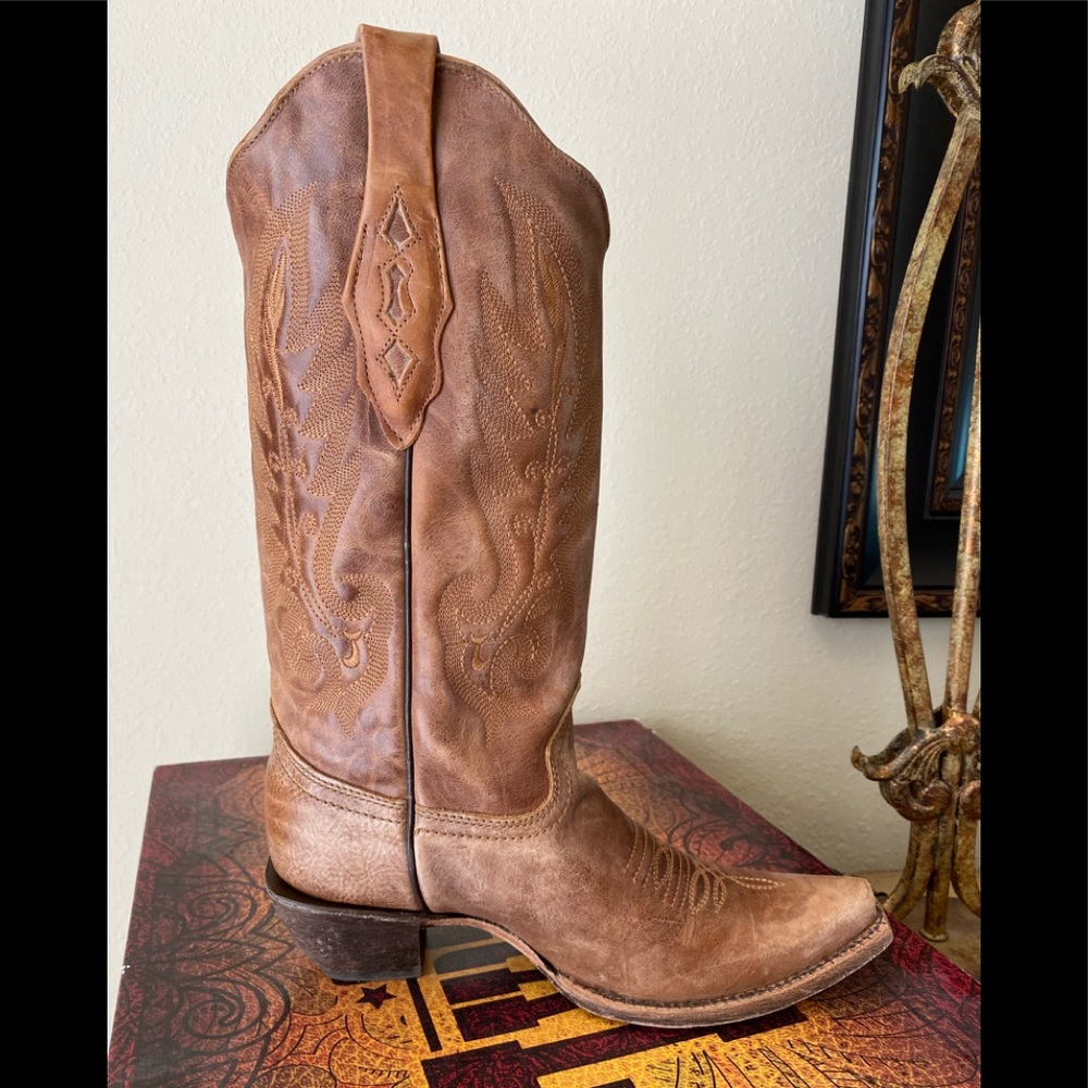 NIB - new in box  Corral vintage tan boot snip toe